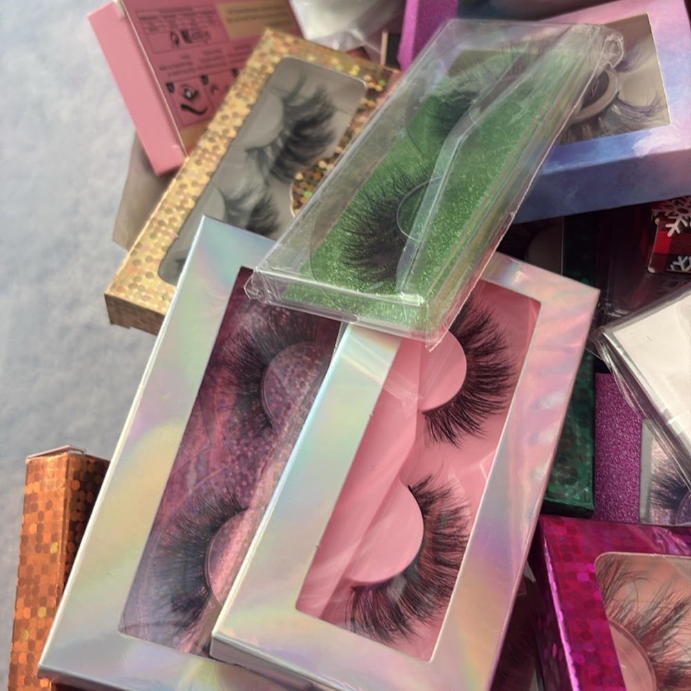 Eyelash Bundle 4 Sets of Lashes & Goodies - Picture 3 of 7
